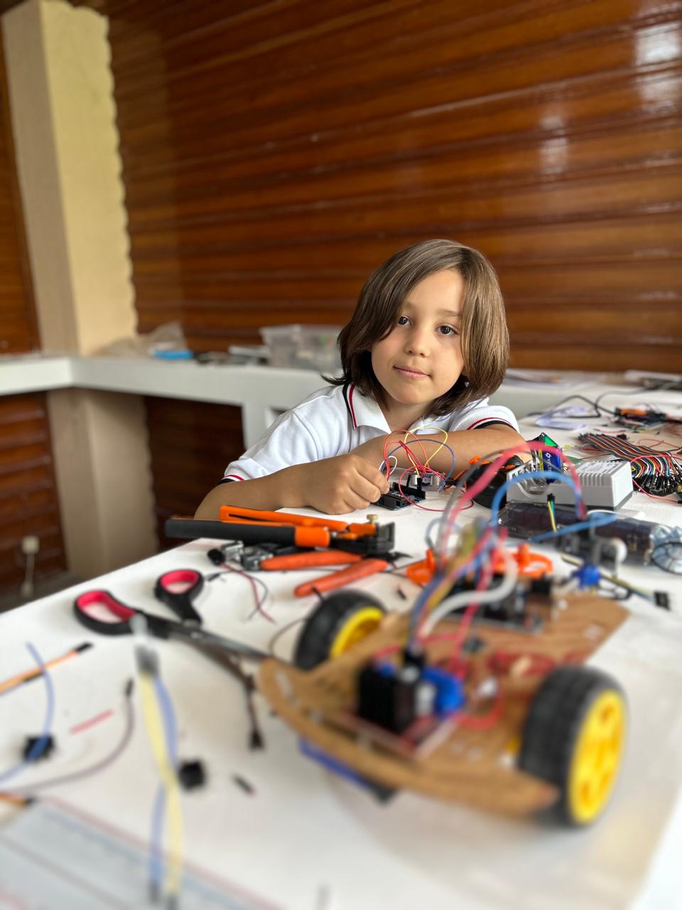 Estudiante trabajando en proyecto de robótica